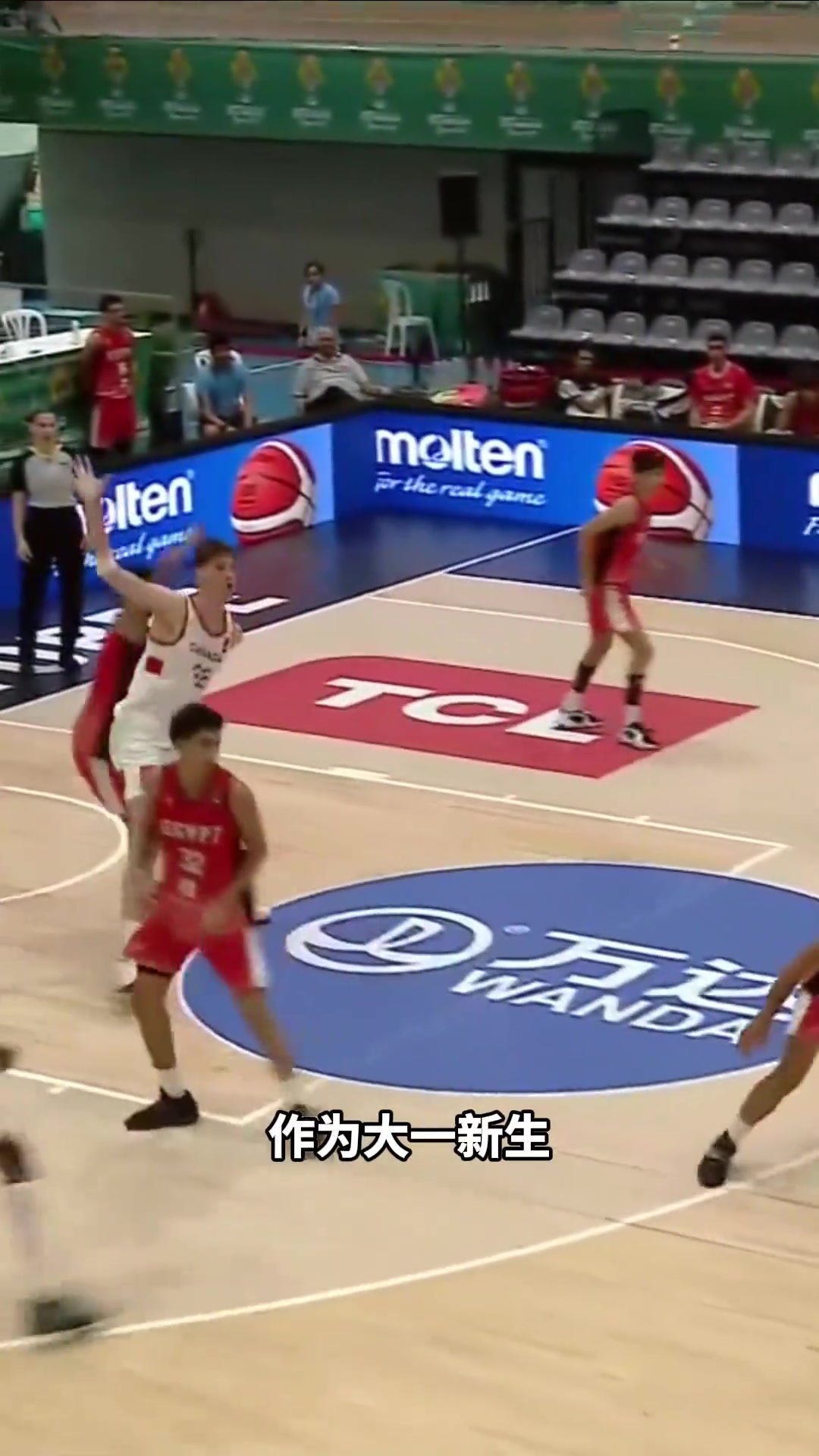 里烏來自加拿大 身高恐怖2米36目前在NCAA新科冠軍佛大