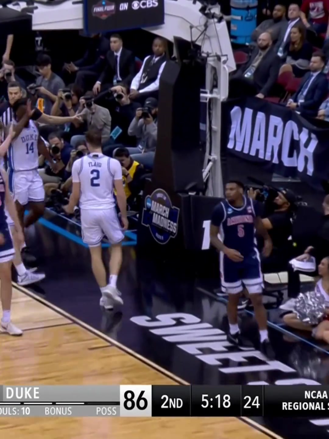 堪比杜克師兄錫安準狀元弗拉格曾送出炸裂排球血帽