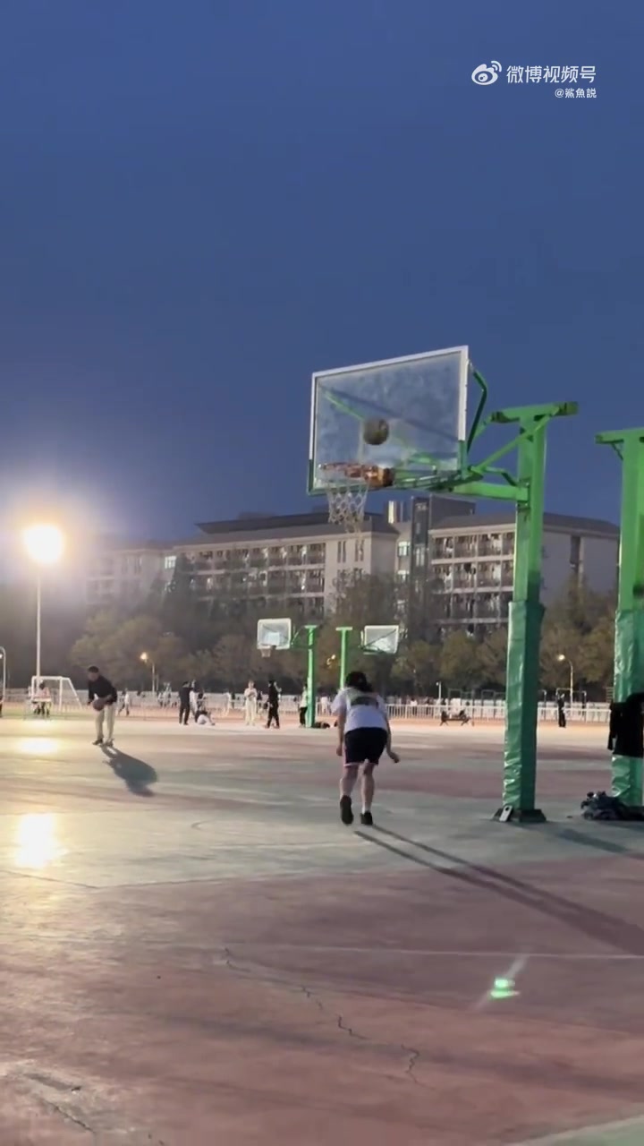 這一看就是鄧肯的女球迷原地大風車