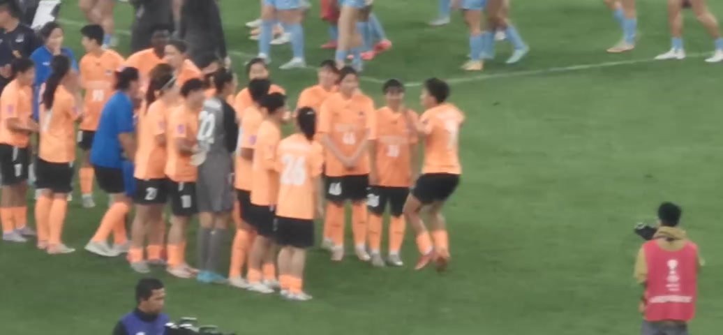 恭喜武漢女足武漢女足列隊(duì)等頒獎(jiǎng)王霜開心得手舞足蹈