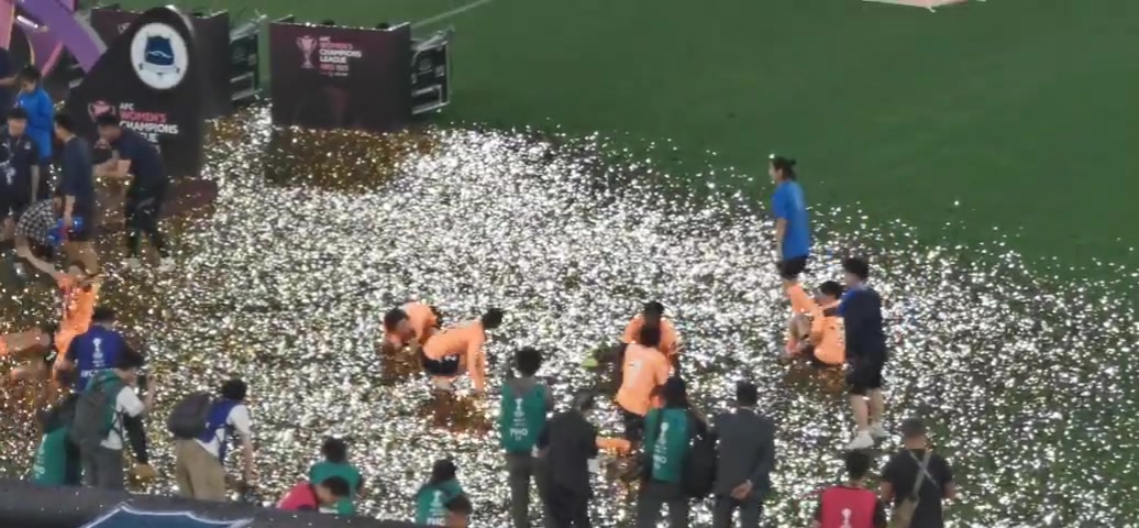 捧完杯后武漢女足球員們在金色彩帶上打滾